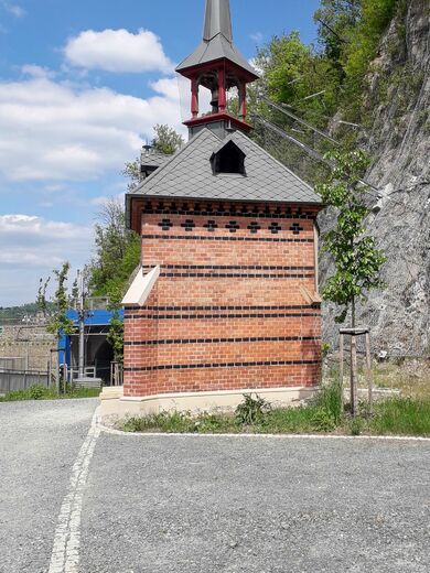 Kaplička  u stezky nad Žabovřeskou